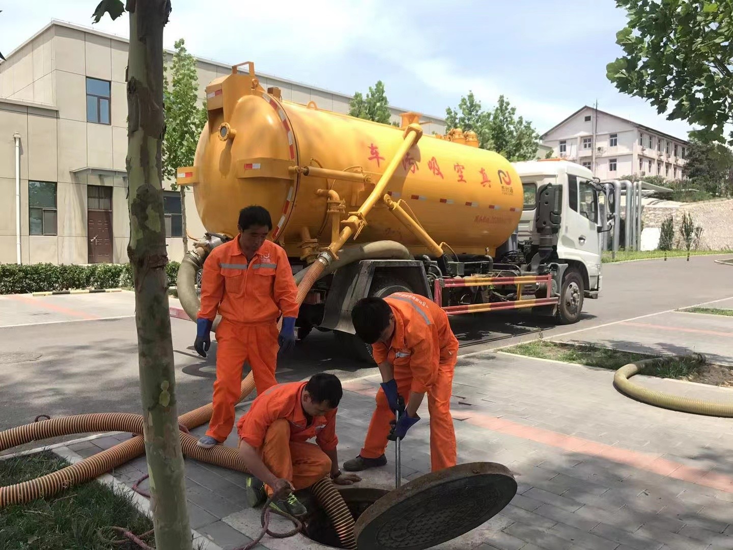 砀山管道疏通车停在窨井附近