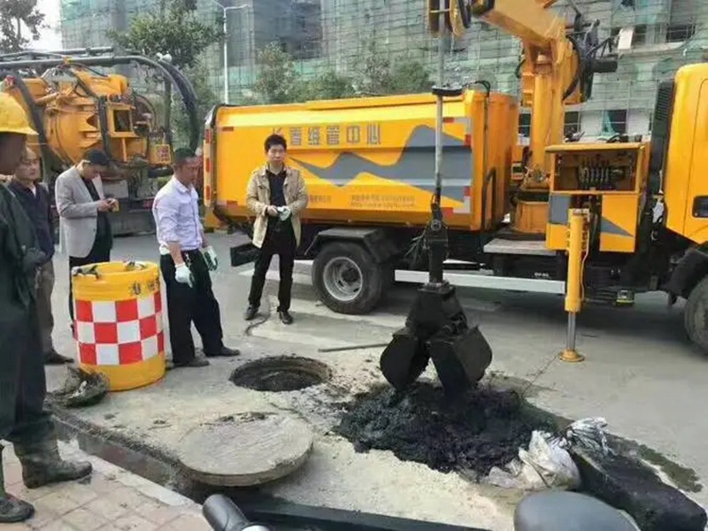 砀山街道：网格员化身“清道夫”，为民解忧疏通“堵心”化粪池